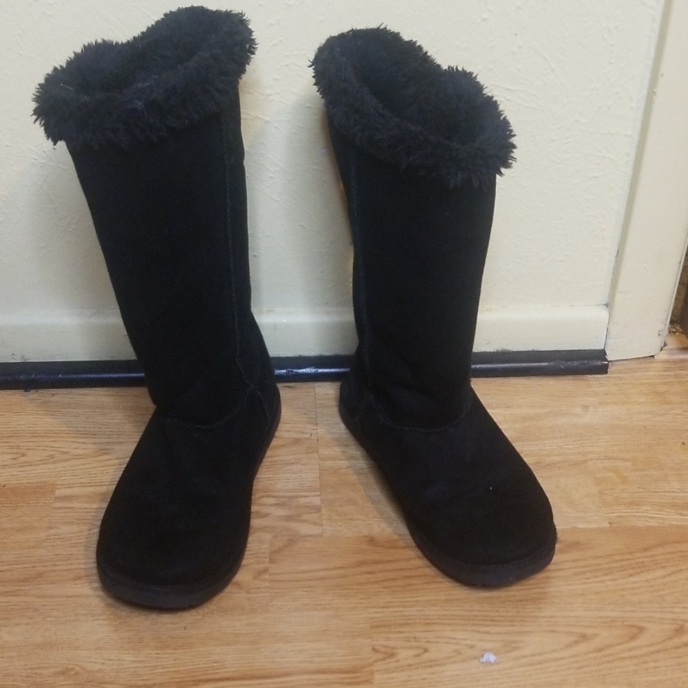 Girls black furry boots